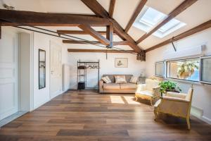 a living room with a couch and chairs at B&B Villa Liberty sul mare in Palermo