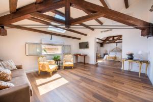 ein großes Wohnzimmer mit Holzböden und Holzbalken in der Unterkunft B&B Villa Liberty sul mare in Palermo