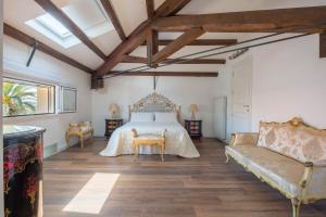 ein Schlafzimmer mit einem Bett und einem Sofa in der Unterkunft B&B Villa Liberty sul mare in Palermo