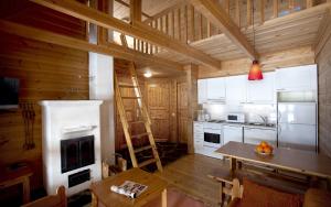una cocina con escalera en una cabaña de madera en Koivula Cottages en Jämsä
