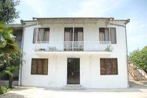 una foto di una casa bianca con balcone di Lukas's house a Kobuleti