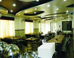 En restaurant eller et andet spisested på Hotel Shradha Saburi Palace