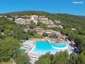 une vue aérienne d'un complexe hôtelier avec piscine dans l'établissement les Restanques Du Golf de Saint Tropez, 83310 Grimaud, France Appartement, à Grimaud