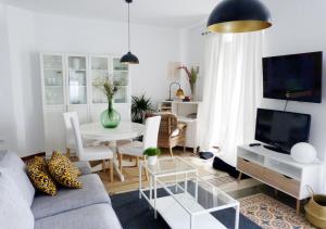 塞维利亚Rodo Arenal的客厅里有一张沙发和一张桌子。