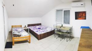Guest Home Elena في ستار دوجران: غرفة نوم بسرير وطاولة وكراسي
