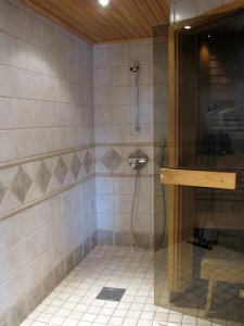 a bathroom with a shower and a sink at Himoshovi Cottages in Jämsä +21 photos