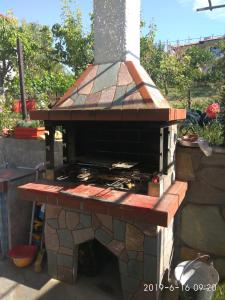 piekarnik na świeżym powietrzu w ogrodzie w obiekcie Ioannis Stagkonis Apartment w mieście Ajos Nikolaos