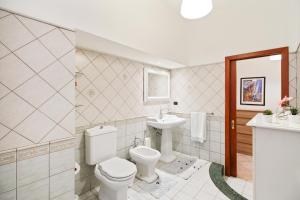 ein Bad mit einem WC und einem Waschbecken in der Unterkunft Central Balcony Apartment in Catania