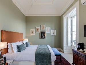 Un dormitorio con una cama grande y una ventana en Dear Lisbon - Palace Chiado Suites, en Lisboa