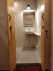 uma casa de banho com um lavatório e um espelho em The White Balcao em Panaji