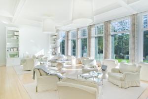 Elle comprend un salon doté d'un mobilier blanc et de grandes fenêtres. dans l'établissement The Mayflower Inn & Spa, Auberge Resorts Collection, à Washington