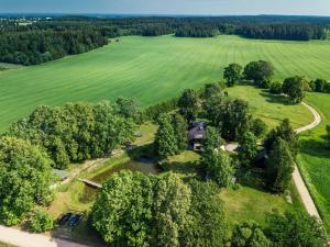 una vista aérea de una casa en medio de un campo en Rūnēnu tējas namiņš en Vidzeme