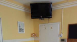ein Flachbildfernseher, der an einer Wand hängt in der Unterkunft Gästehaus zum Moseltal in Ellenz-Poltersdorf