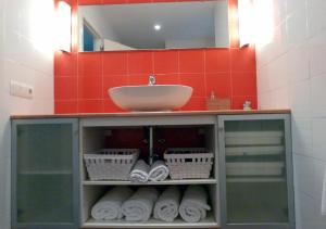 塞维利亚Rodo Arenal的带水槽和带毛巾的柜台的浴室 更多24张照片