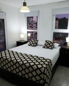Tempat tidur dalam kamar di Bariloche Modern Apartment