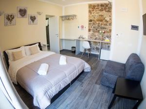 斯培西亚Vicolocorto Affittacamere的一间卧室,配有一张床、一张桌子和一把椅子