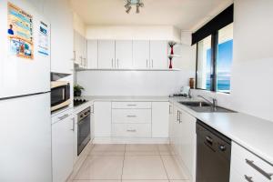Кухня або міні-кухня у Seacrest Beachfront Apartments Surfers Paradise