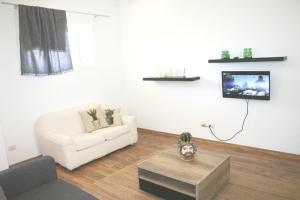 Televízia a/alebo spoločenská miestnosť v ubytovaní CASA LUCIA