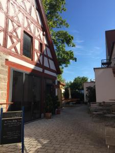 um edifício com um sinal em frente em Hotel zum schwarzen Ross und Gutmann Zur Post em Hilpoltstein