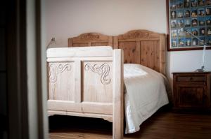 a bedroom with a wooden bed with a wooden headboard at Les Huguets in Villeneuve-sur-Lot