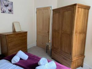 Tempat tidur dalam kamar di Postman's Knock, Lynmouth, first floor apartment with private parking