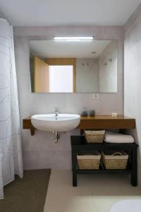 サンタ・ウルスラにあるAtico de Lujo | Vistas al Marのバスルーム(洗面台、鏡付)
