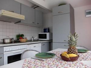 a kitchen with a pineapple and plates on a table at Uns Gartenhus in Klein Zicker