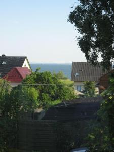 a view of some houses and the ocean at Uns Gartenhus in Klein Zicker