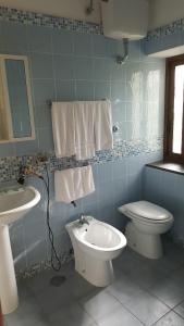 bagno blu con servizi igienici e lavandino di Agriturismo Piccolo Paradiso a Piano di Sorrento