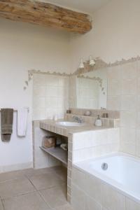 Ванная комната в DOMAINE DE MARLAS - CHAMBRES D'HÔTES