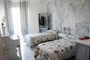 una camera con due letti e un tavolo con bancone di Bouganville a San Leone