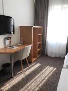 TV a/nebo společenská místnost v ubytování MAX Hotel Düsseldorf Self-Check-in
