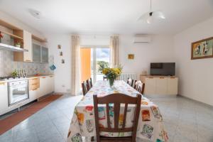 A kitchen or kitchenette at LE NOBILI DIMORE - appartamenti a Gallipoli