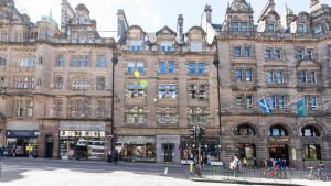 un gran edificio en una calle frente a un edificio en Linton Collection - 28 North Bridge, en Edimburgo