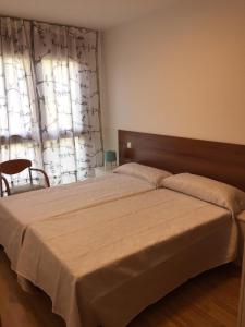 a bedroom with a large bed and a window at EL VINO Y SUS MUSAS CLAVIJO in Clavijo