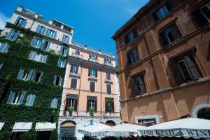 Deux bâtiments avec des parapluies entre eux dans l'établissement Flowers Apartments, à Rome
