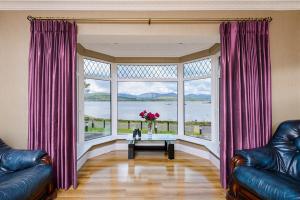 una sala de estar con 2 sofás y una ventana grande en Harbour View, en Kenmare