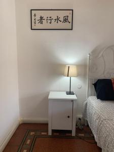een slaapkamer met een bed en een tafel met een lamp bij Cadorna in Florence