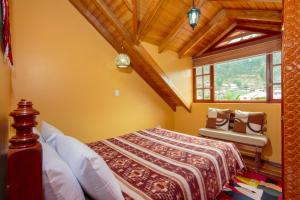een slaapkamer met een bed en een raam bij Casa de Luis in Otavalo