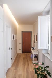 um corredor com piso de madeira e uma porta em B&B Terza Luna em Cava deʼ Tirreni