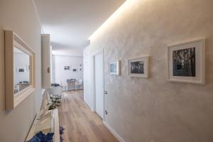 un corridoio di una casa con pareti bianche e pavimenti in legno di B&B Terza Luna a Cava deʼ Tirreni