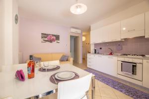 A kitchen or kitchenette at LE NOBILI DIMORE - appartamenti a Gallipoli