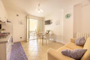 A kitchen or kitchenette at LE NOBILI DIMORE - appartamenti a Gallipoli