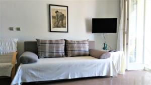 a living room with a couch and a tv at Dalmacija Gradac in Gradac