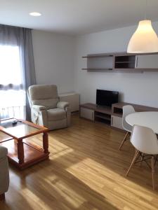 a living room with a couch and a table at EL VINO Y SUS MUSAS CLAVIJO in Clavijo