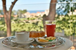 een dienblad met een bord ontbijtproducten en een drankje bij Amnis suites in Santa Maria di Castellabate