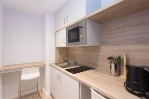 Una cocina o zona de cocina en SWUITE GALWAY
