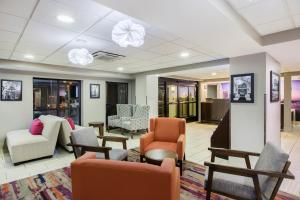 a waiting room with chairs and tables at La Quinta by Wyndham Goodlettsville - Nashville in Goodlettsville