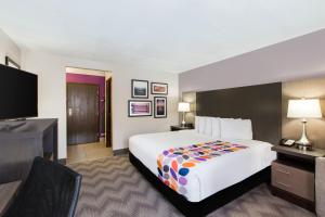 a hotel room with a large bed and a desk at La Quinta by Wyndham Goodlettsville - Nashville in Goodlettsville