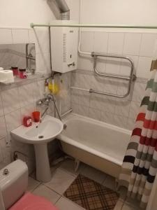 La salle de bains est pourvue d'un lavabo, d'une baignoire et de toilettes. dans l'établissement ZА, à Khmelnytsky